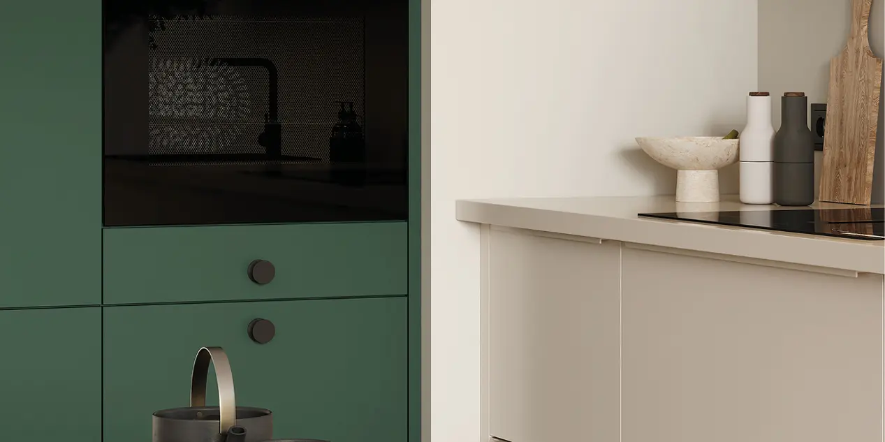 Detail einer modernen Küche mit grünen Hochschränken, schwarzem Einbau Backofen, beigen Unterschränken, Holz Arbeitsplatte und Holztisch mit Tablett und Tassen, skandinavischer Küchenstil.